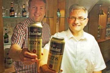 Ingo Schrader und Ulrich Meiser mit den ersten Dosen Ainpöckisch Bier